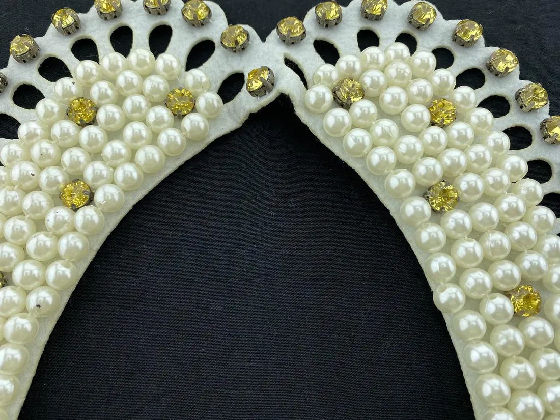 Beyaz Keçe Üzeri İnci ve Taşlı Aksesuar Yaka - 23 cm