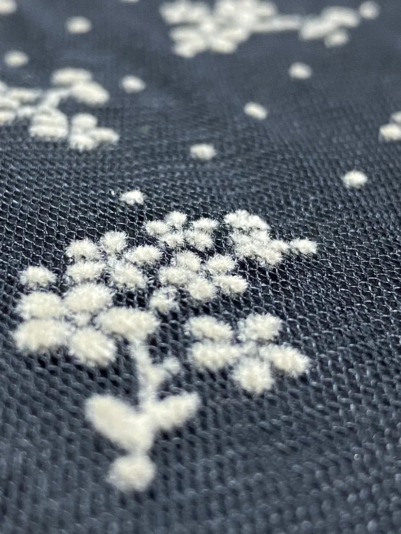 11117 Tül · Yerli · Lez · Polyester · Bej Flok Baskı · Siyah Zemin · 140 Cm