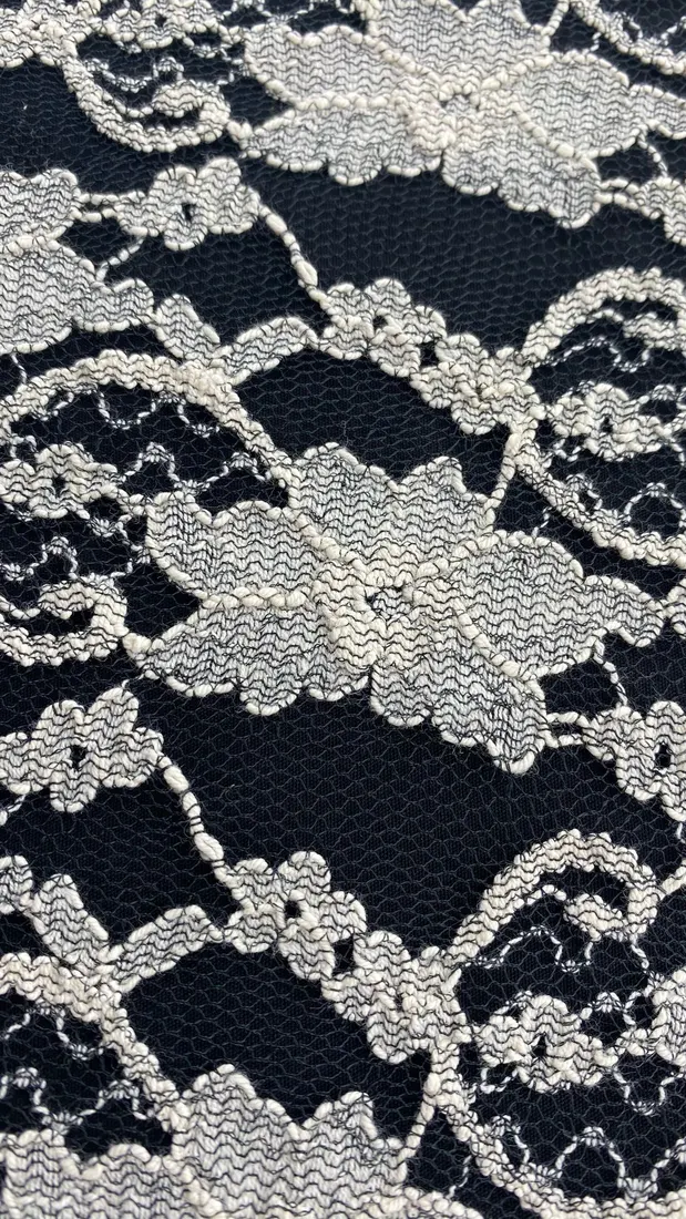 Siyah Beyaz Desenli dantel kumaş 150 cm