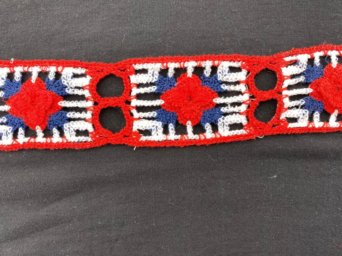 Kırmızı-Beyaz-Laci Tığ İşi Bant, 4.5 cm