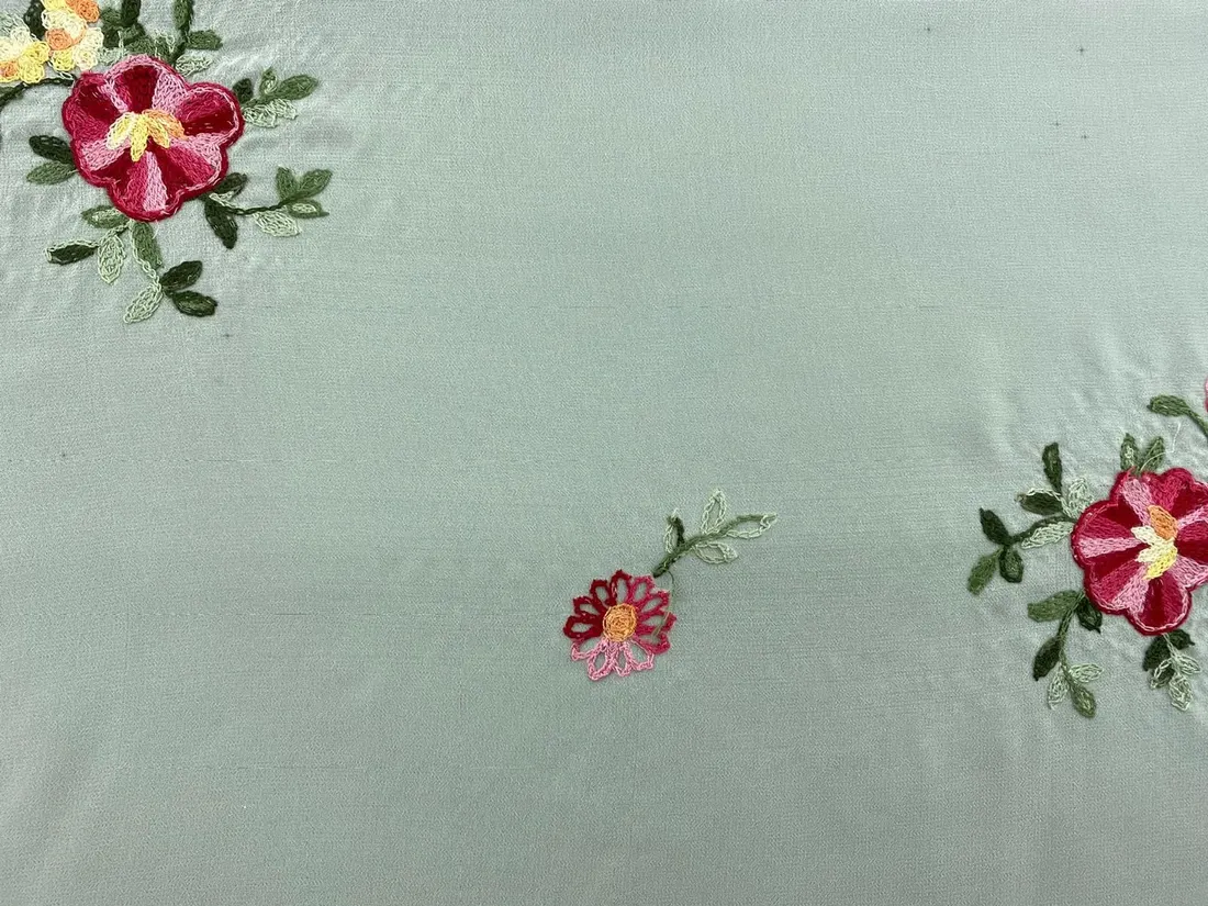 Çok Renkli Nakışlı Off White Şifon Üzeri İthal Brode Kumaş