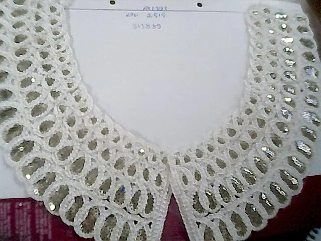 Siyah Pullu Polyester Nakışlı Yaka