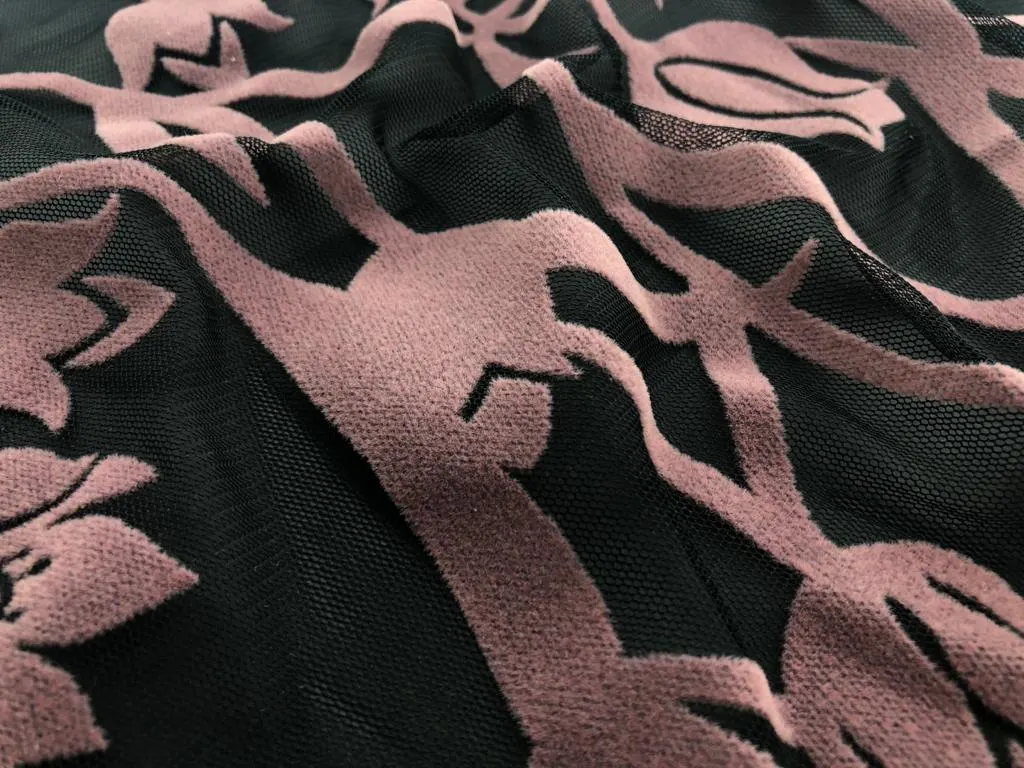 Tül · Yerli̇ · Lez · Polyester · Flok Baski · Si̇yah Zemi̇n · Gül Kurusu