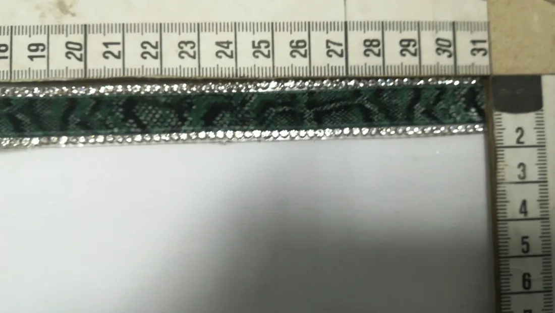1,5 cm Yeşil-Siyah Taşlı Piton Kadife Şerit