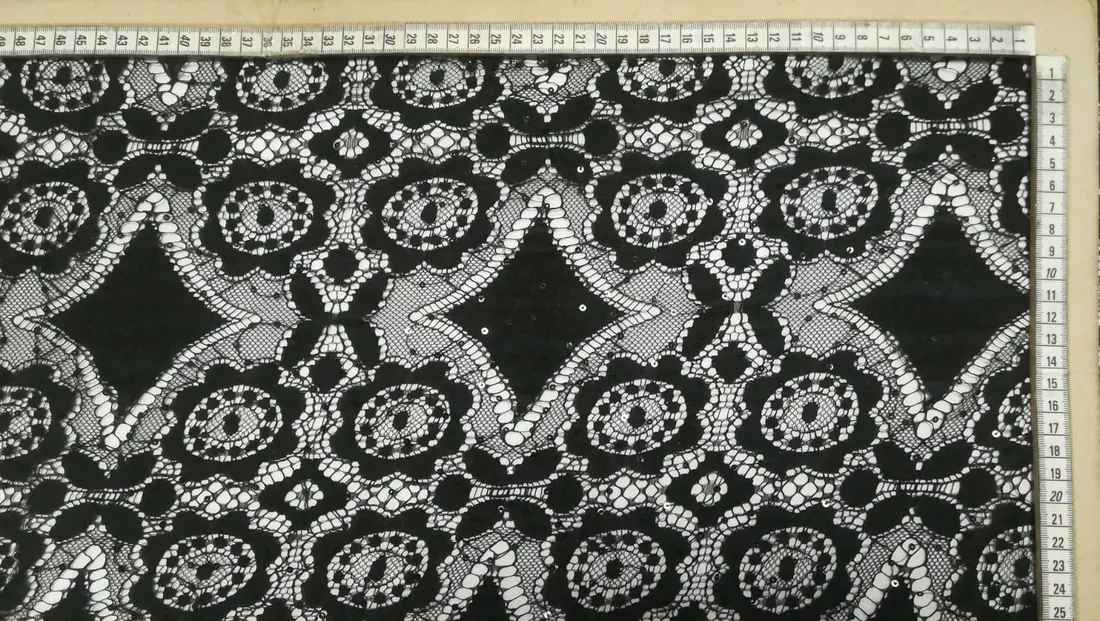 Siyah Pullarla Yerli Naylon Dantel