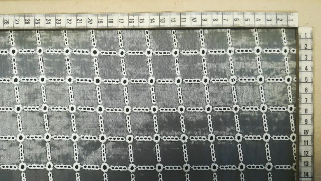 Organze Üzeri Bohrelli Brode Kumaş, Polyester, Beyaz
