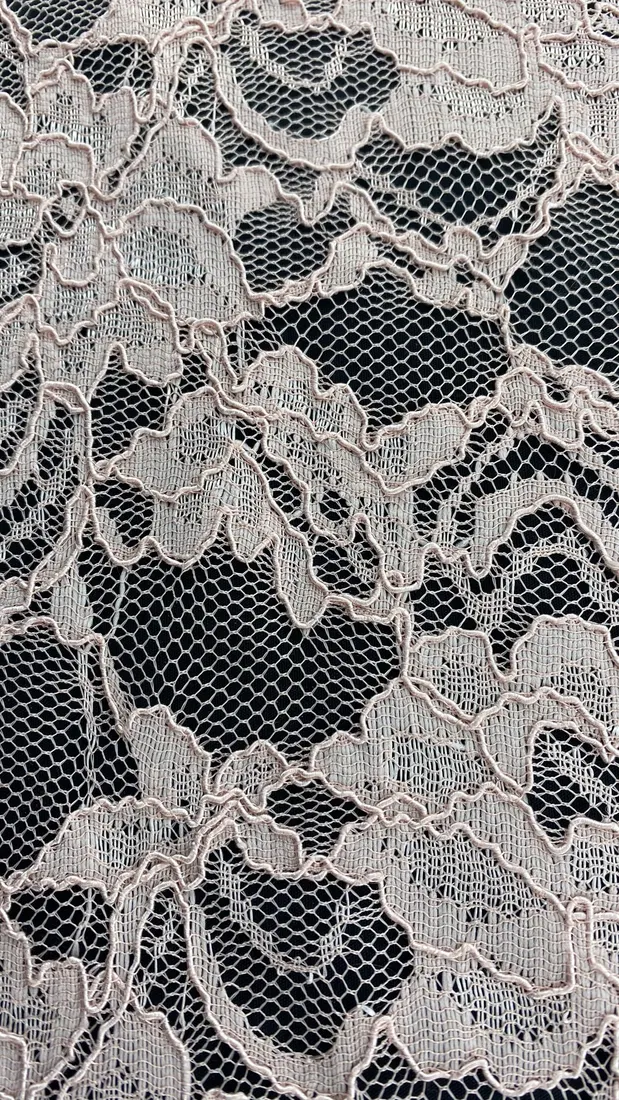 Somon Renkli Dantel Kumaş – Pamuk · Polyester – 150 cm