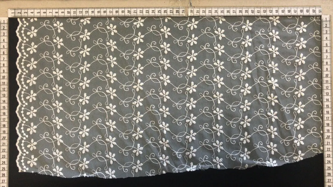 Tül Üzeri Parlak Polyester Brode Laciver Renk - 130 cm