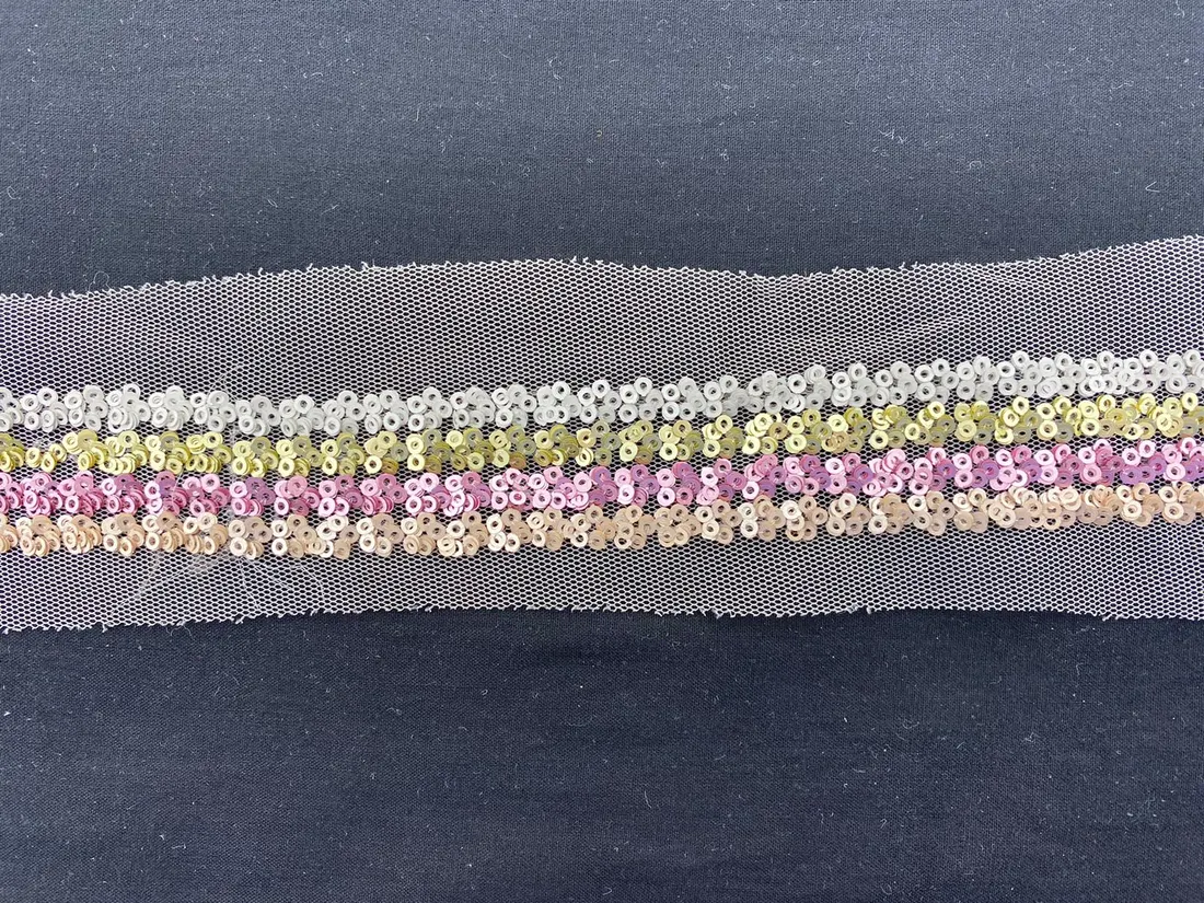 Kahverengi Mesh Üzerine Şampanya-Pembe Pullu Şerit, 2.5 cm