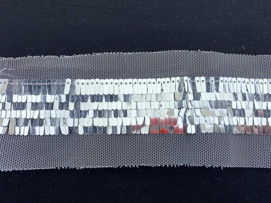 Beyaz Mesh Üzeri Gümüş Pullu Bant, 3.5 cm