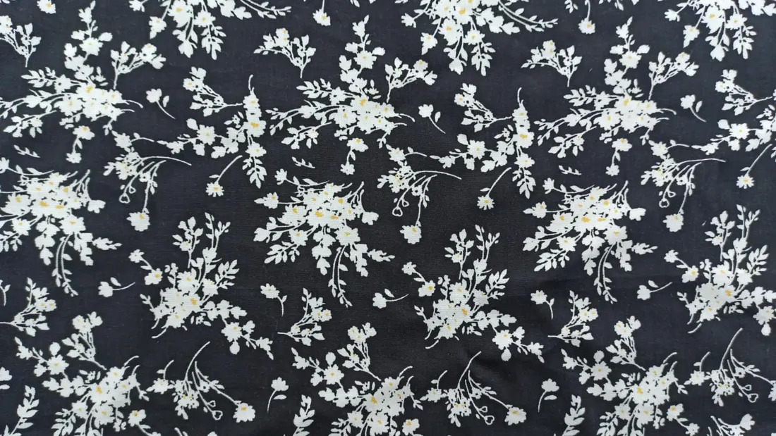 Siyah Çiçek Desenli Yerli Viscon Kumaş - 150 cm