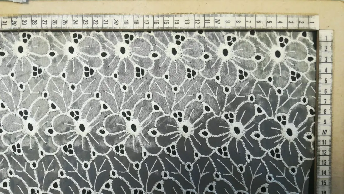 Beyaz Organze Üzeri Polyester Brode Kumaş