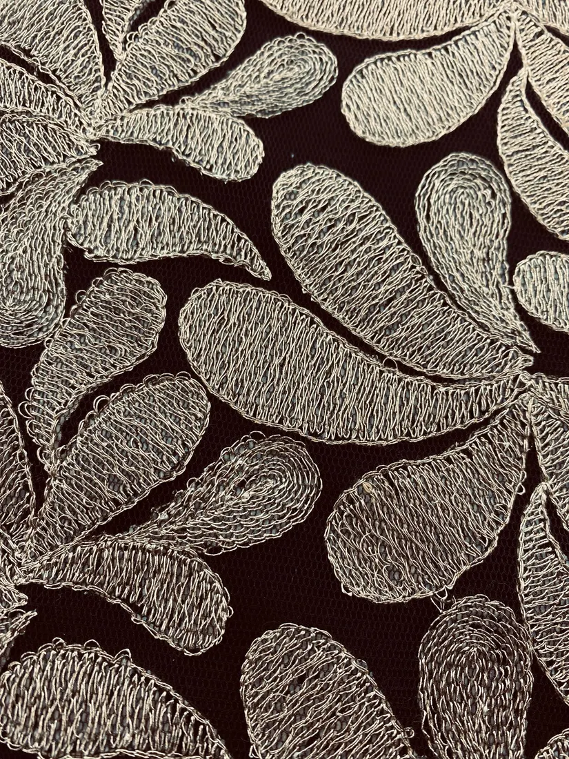 Siyah Zemin Gold İpli Lurex Brode Kumaş – İthal Tül Bazlı, 130 cm