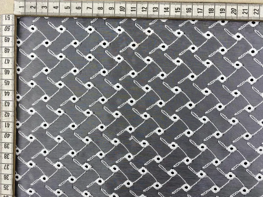 Beyaz Bohrerli Organze Üzeri Polyester Brode Kumaş