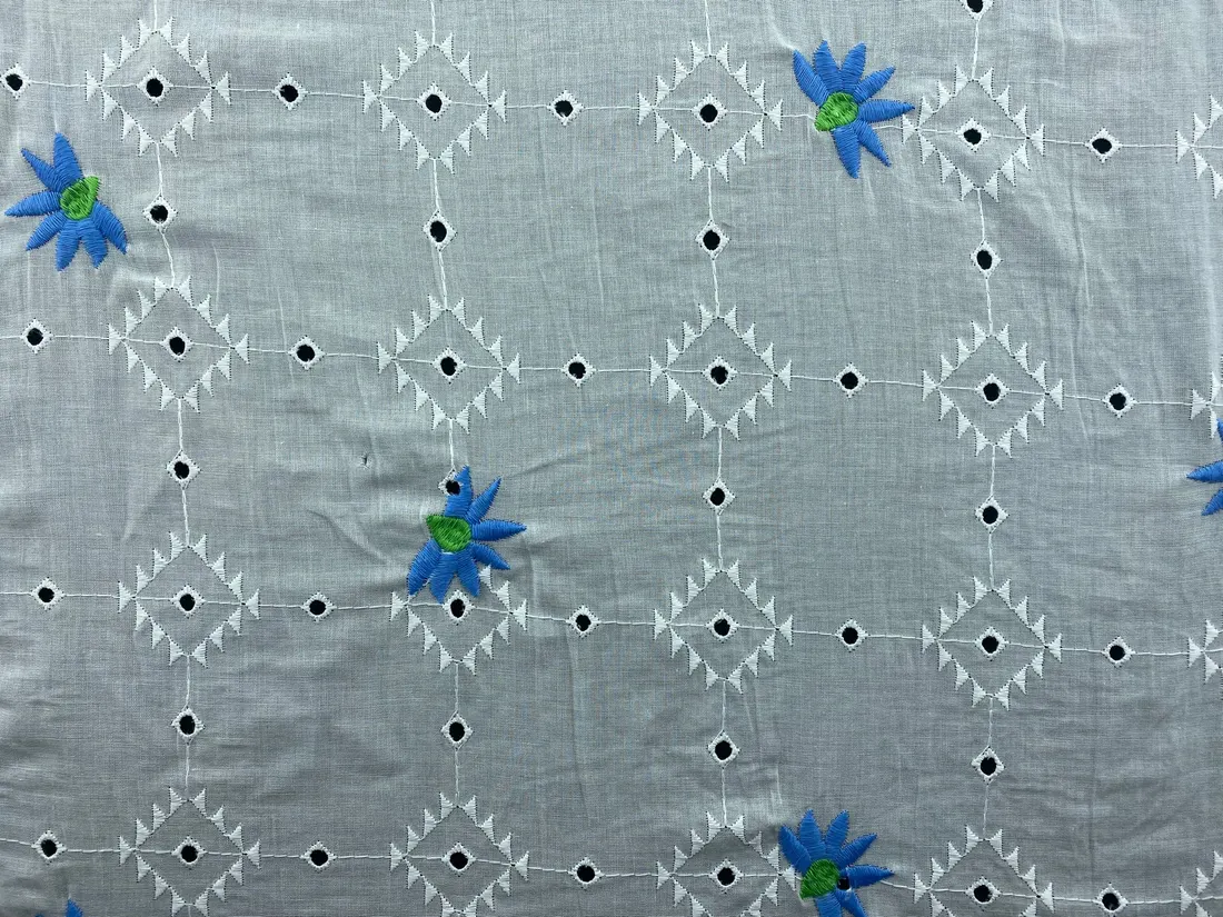 Mavi-Yeşil Çiçek Nakışlı Bohrerli Pamuk Polyester Brode Kumaş - 135 cm